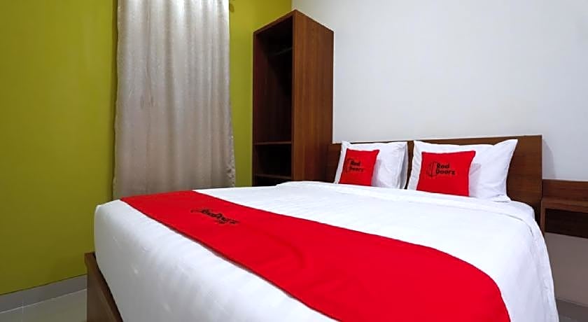 RedDoorz Plus near Paragon Mall Semarang