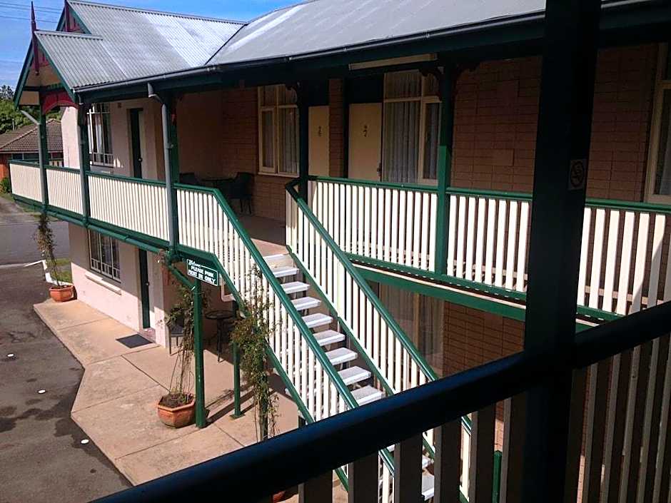 Three Explorers Motel