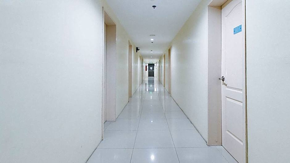 RedDoorz @ Insular Square Mandaue City