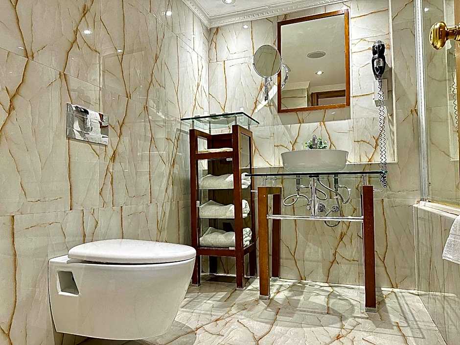 Victoria Crown Plaza Hotel
