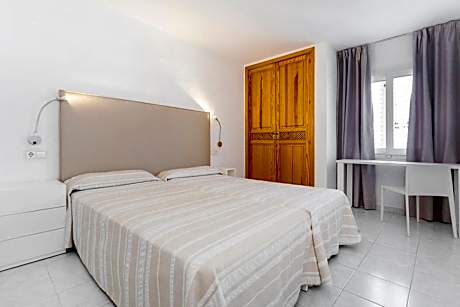 Classic Family Apartment (4 Adults + 1 Child)