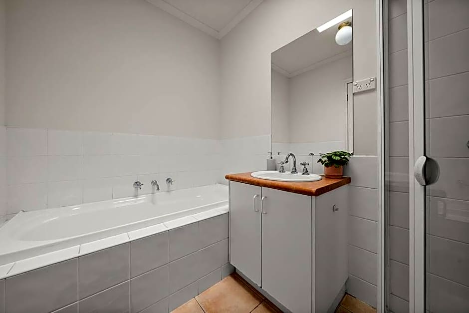 Doncaster East Home walking to shops restaurants