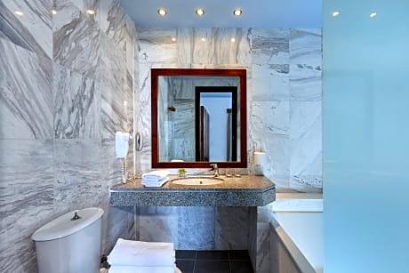 Family room pool view