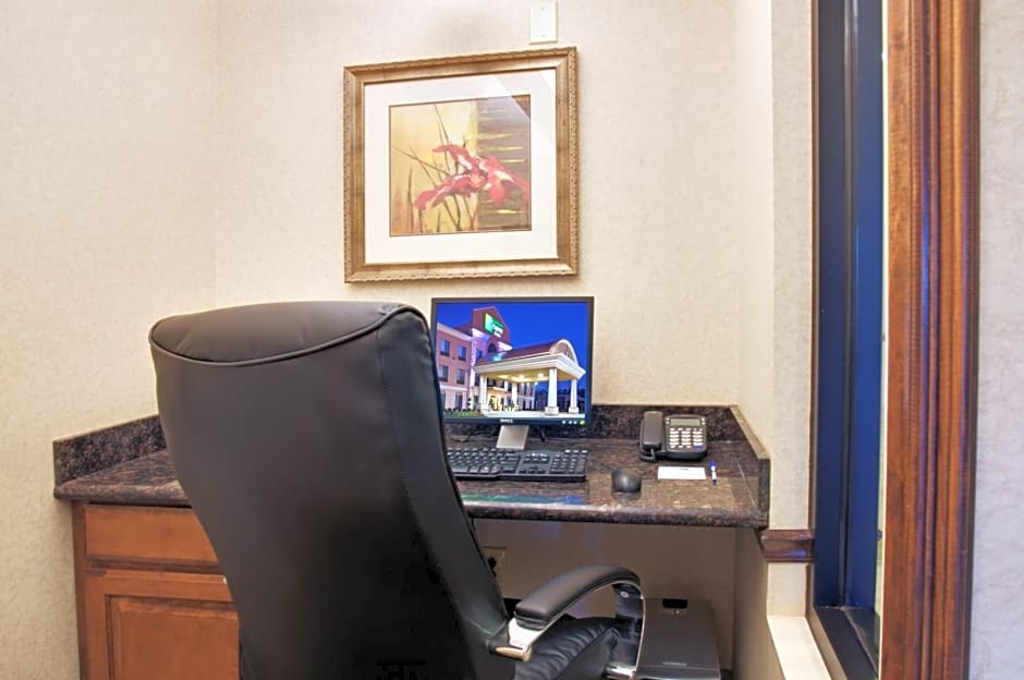 Holiday Inn Express Hotel & Suites Center, an IHG Hotel