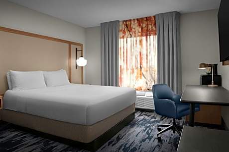 Studio with King Bed and Bathtub - Mobility Access/Hearing Accessible
