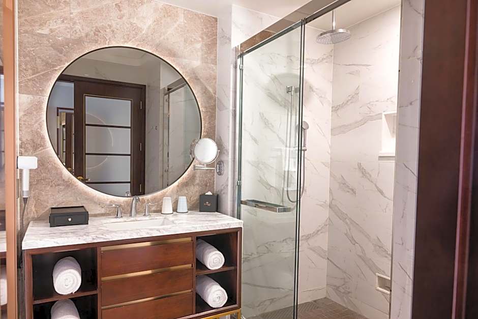 Blossom Hotel Houston, Curio Collection by Hilton