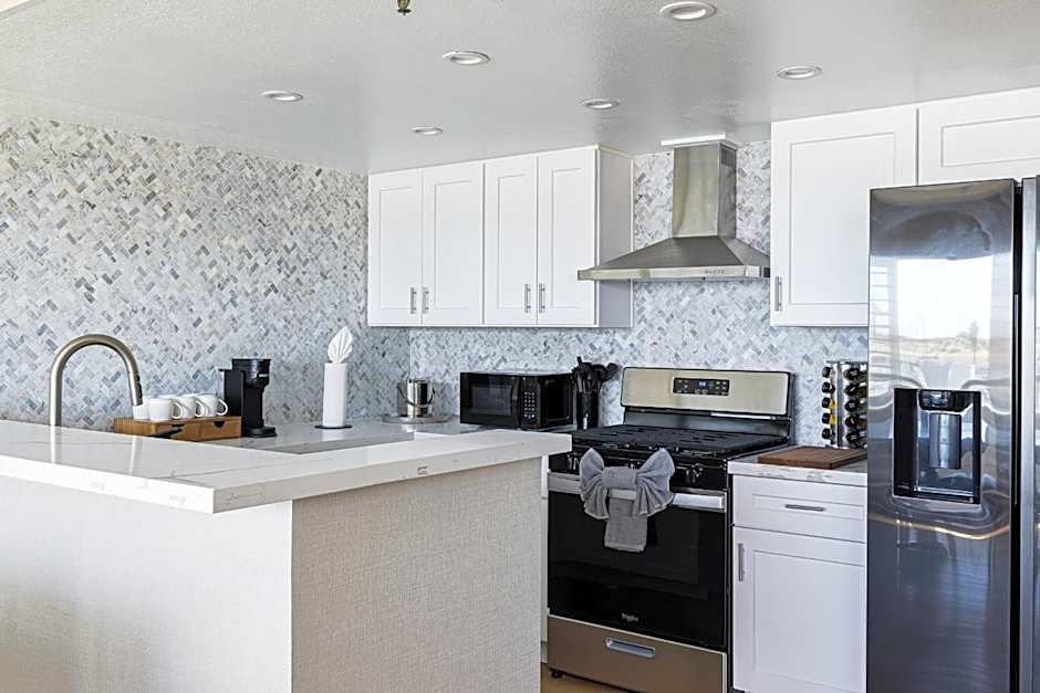 456 Embarcadero Inn & Suites