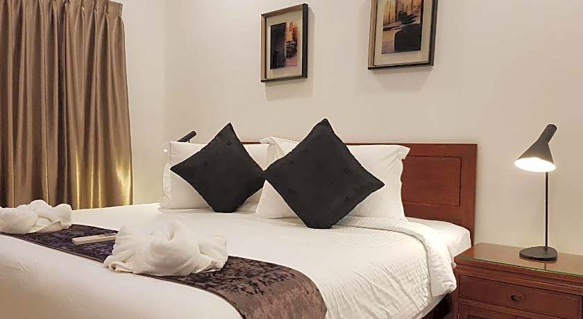 Heeren Straits Hotel