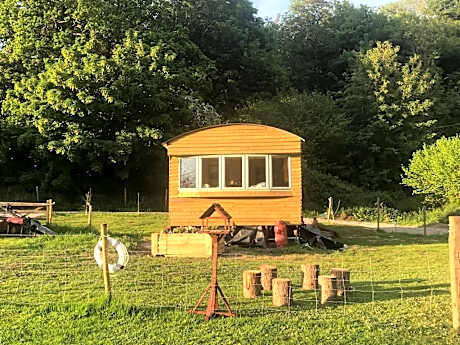 Shepherds Huts Ham Hill, 2 double beds, Bathroom, Lounge, Diner, Kitchen, LOVE dogs & Cats Looking out to lake and by Ham Hill Country Park plus parking for large vehicles available also great deals on workers long term This is the place to relax and BBQ