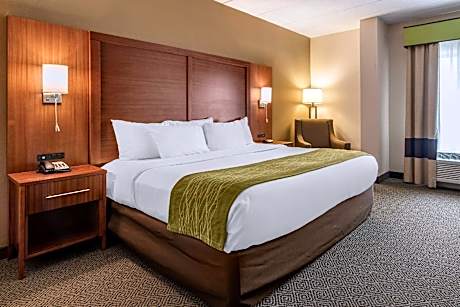 1 King Bed, Nonsmoking, Accessible