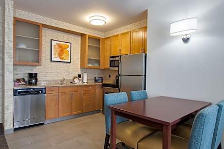 2 Bedroom Suite, Bedroom 1: 1 King, Bedroom 2: 1 Queen, Sofa bed