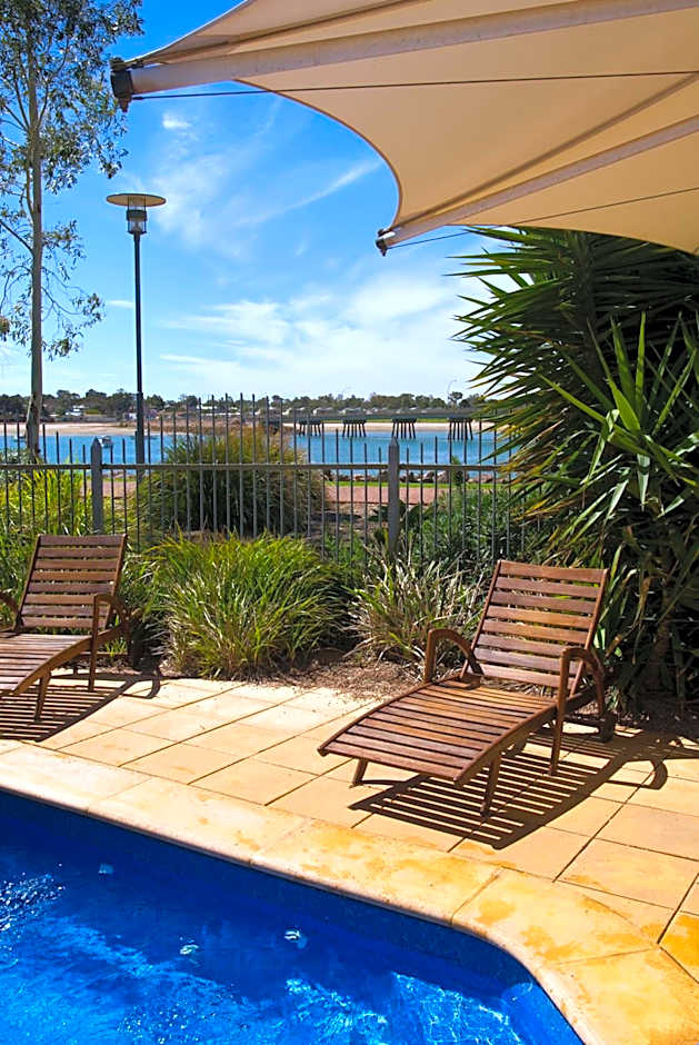 Majestic Oasis Apartments