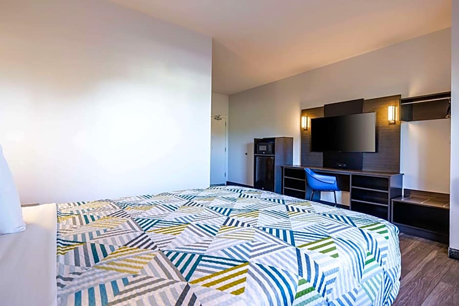 Photo 1 of 4 of 1 Queen Bed, Accessible
