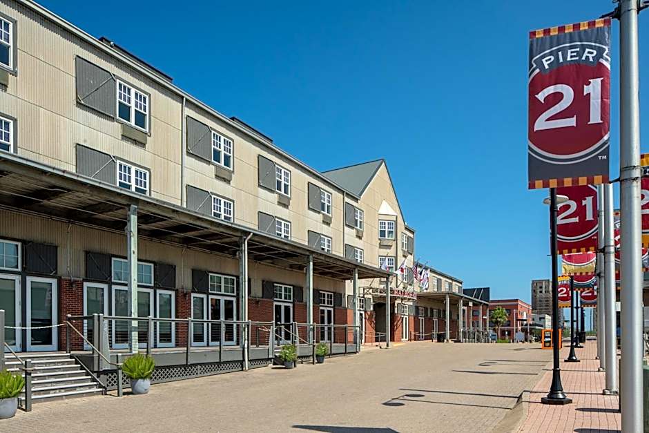 Harbor House Hotel and Marina at Pier 21