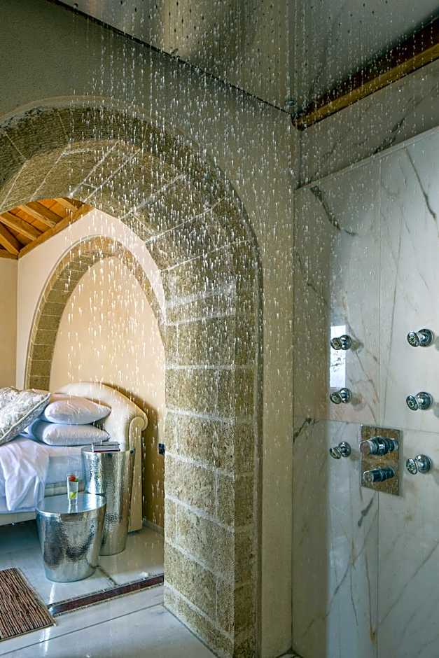 Moni Emvasis Luxury Suites