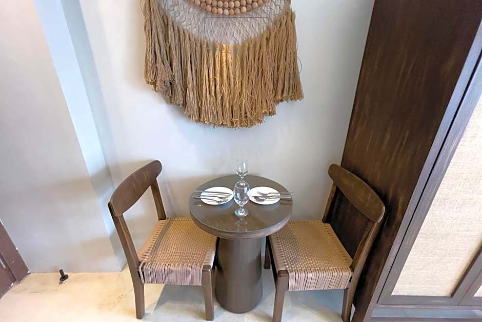 The Pyramids Horizon Studio w Bathtub