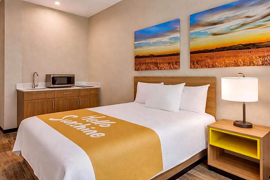 Days Inn & Suites by Wyndham Greater Tomball