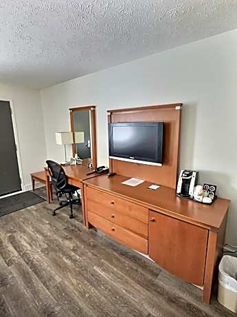 Queen Room - Non-Smoking/ Pet-Friendly