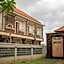 Uma Emas Residence