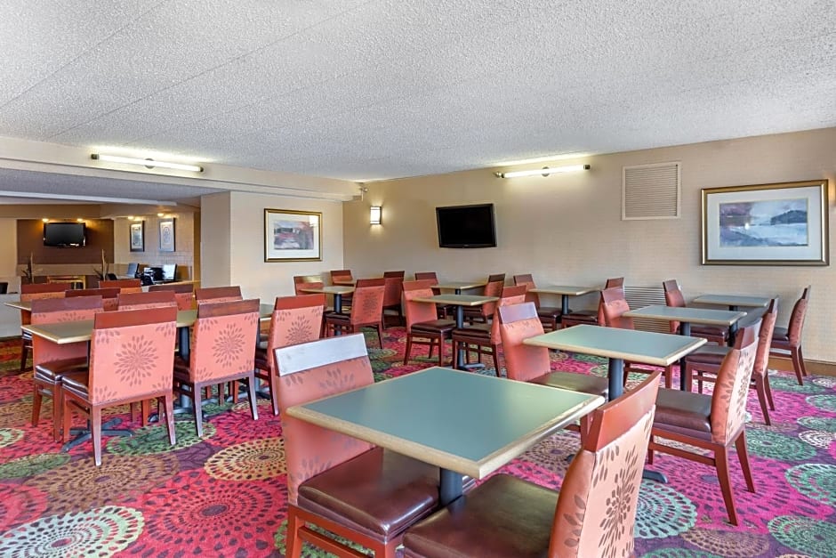 Holiday Inn Express Chicago-Downers Grove, an IHG Hotel