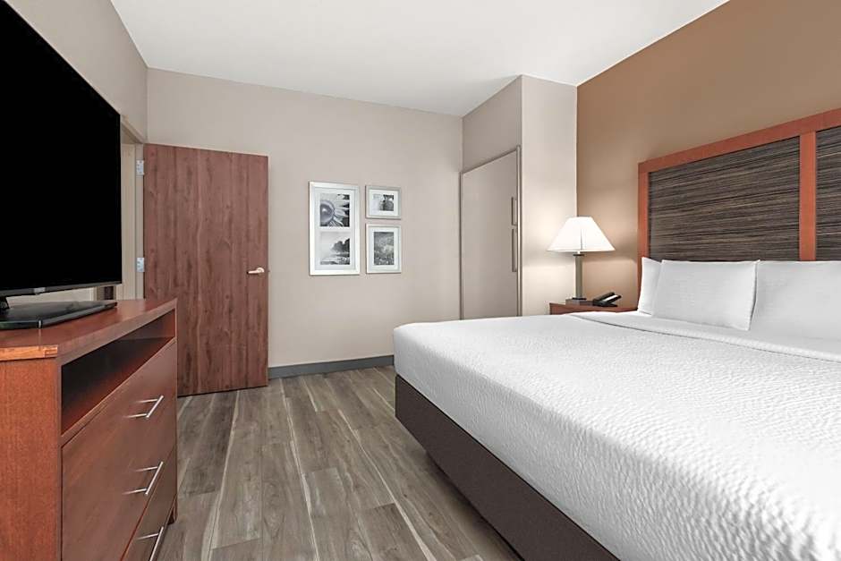 La Quinta Inn & Suites by Wyndham Midwest City - Tinker AFB