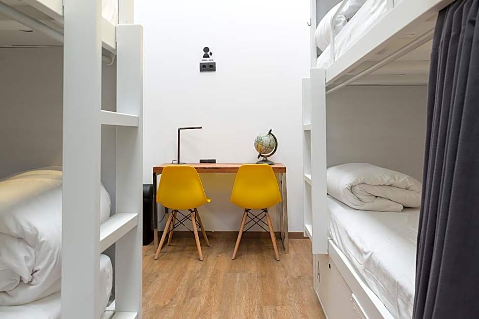 Airhostel Barcelona Airport 24h
