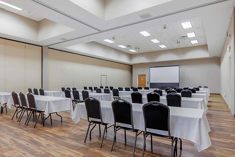 Comfort Suites Johnson Creek Conference Center