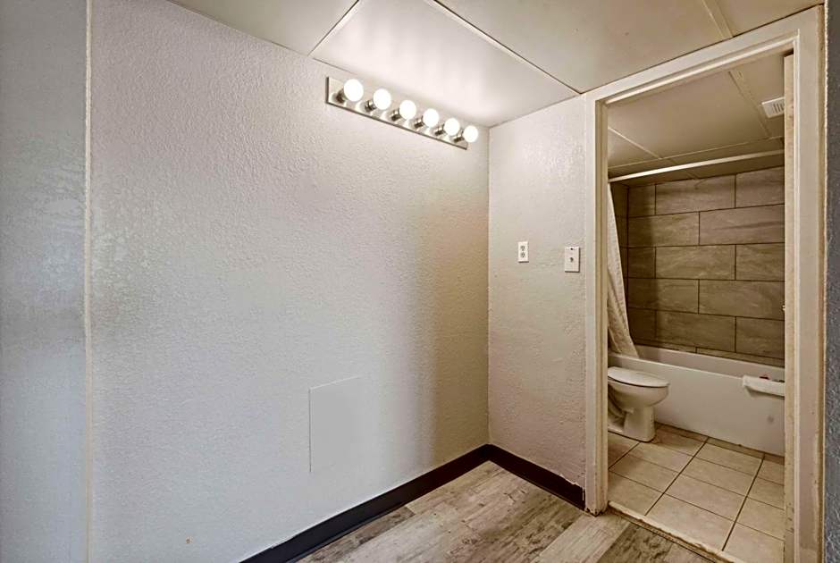 Super 8 by Wyndham Millbury/Toledo