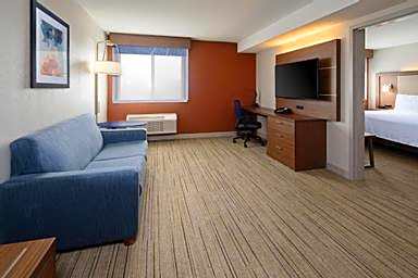 2 Queen Beds Suite Mobility Accessible Tub