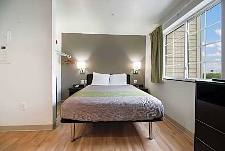 1 Queen Bed | Non-Smoking, Kitchen