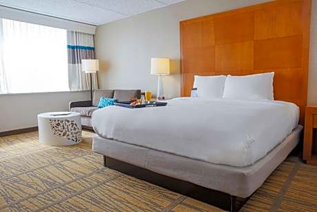King Room with Roll-In Shower - Mobility Access/Non-Smoking