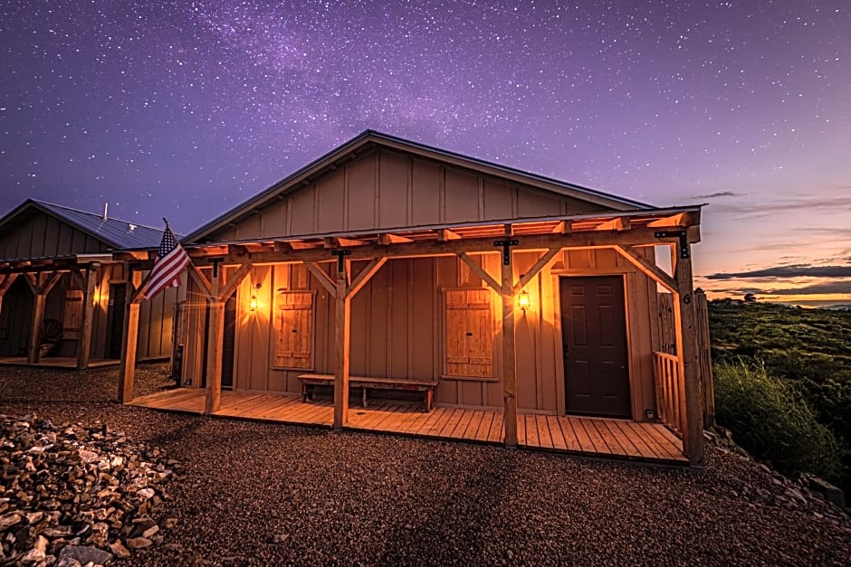 -Pet Friendly- Miners Cabin #5 -Two Double Beds - Private Balcony