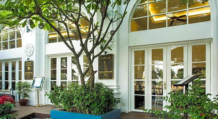 Frangipani Royal Palace Hotel