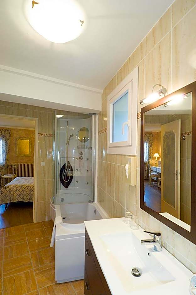 Hotel Restaurant Planes