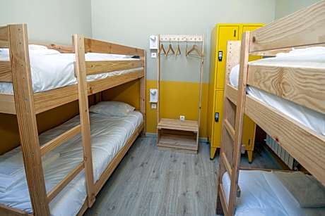 Single Bed in Mixed Dormitory Room