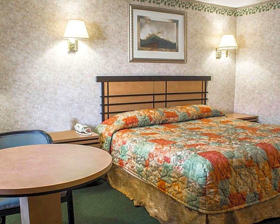 Econo Lodge Inn & Suites Colonie Center Mall