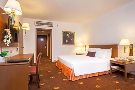 Superior 1 Queen Bed And A Single Bed