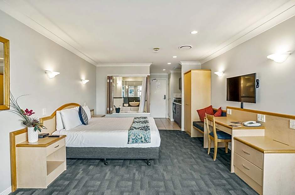 Parkside Hotel & Apartments