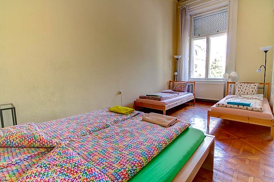 Pal's Hostel and Apartments