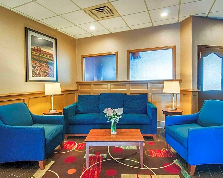 Comfort Inn & Suites Raphine - Lexington near I-81 and I-64