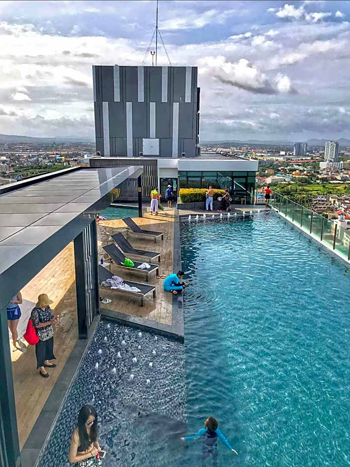 the base 网红公寓 市中心核心区顶层无边泳池俯瞰整个芭堤雅海湾