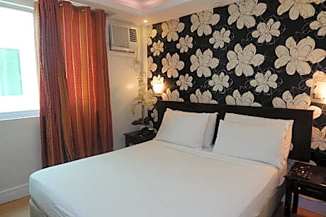 Standard B - 1 Queen Bed