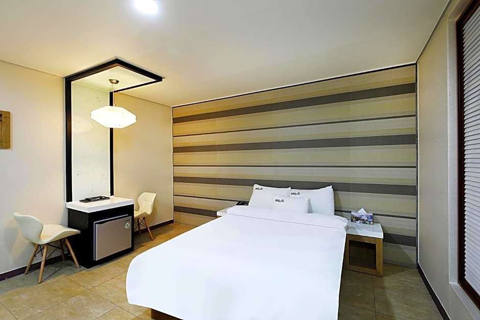 White Tourist Hotel
