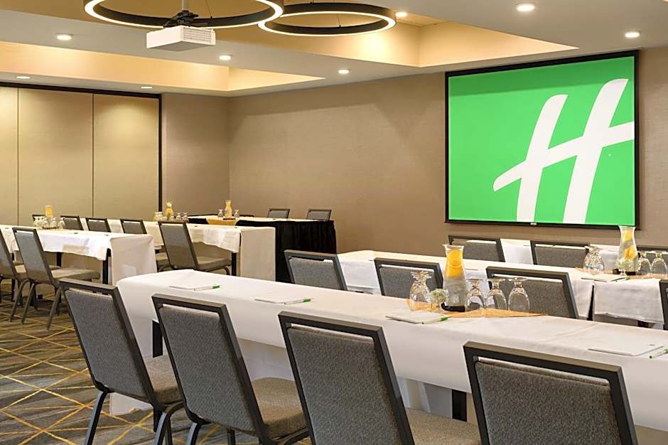 Holiday Inn & Suites Oakland - Airport by IHG