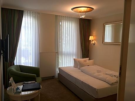 Small South Room - Land Side