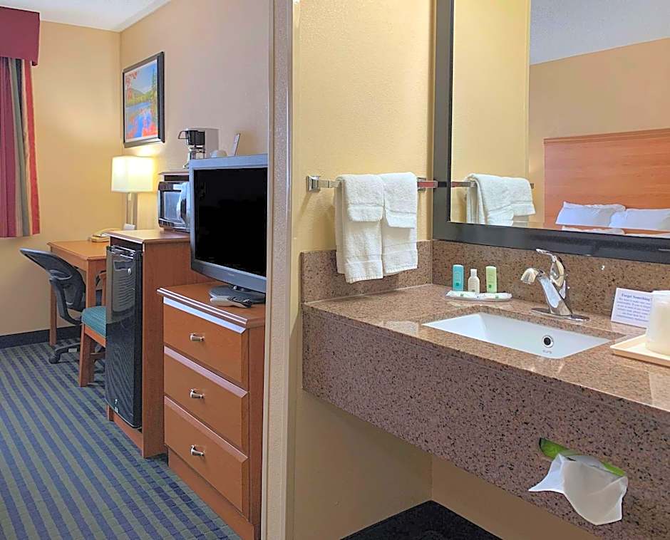 Quality Inn Ottawa near Starved Rock State Park