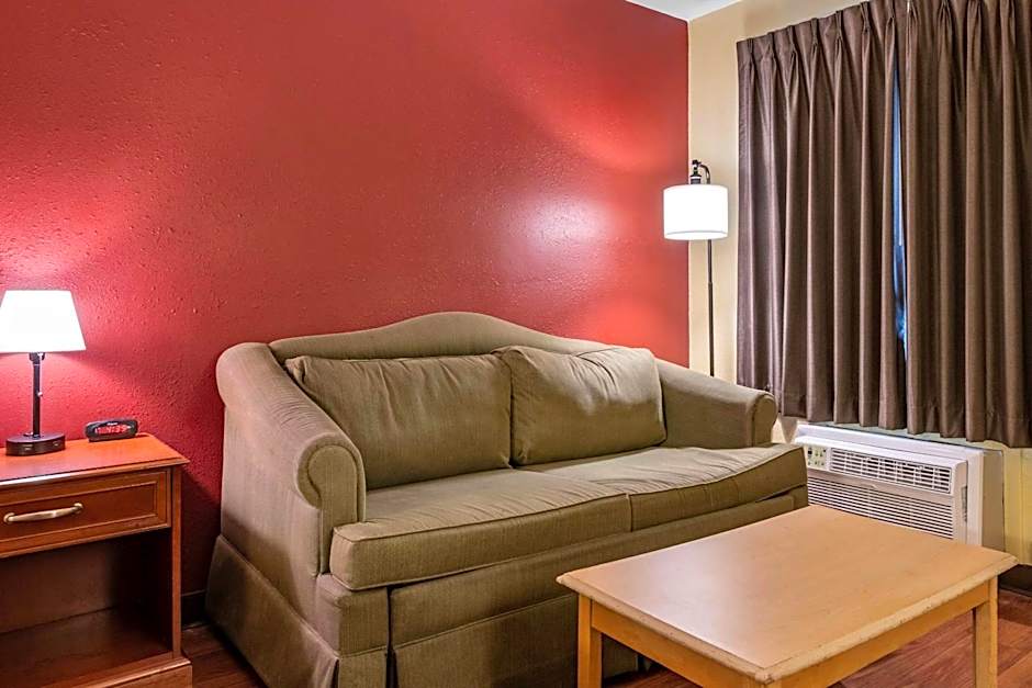 Econo Lodge Inn & Suites Maingate Central