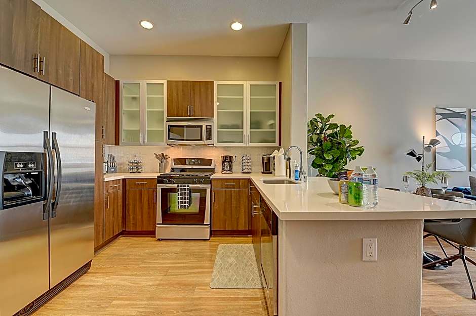 Penthouse One Bedroom Garden View Condo by UCLA