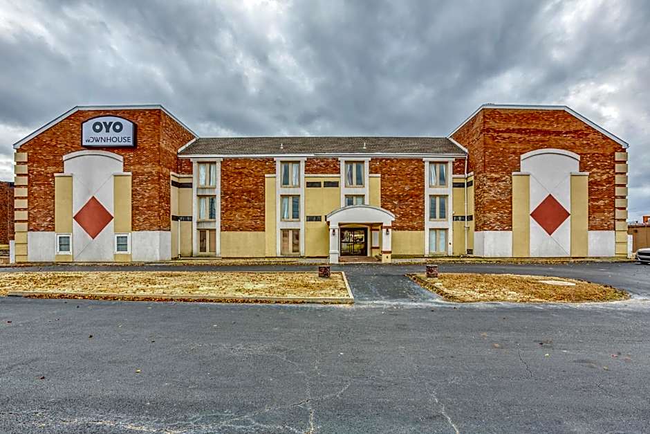 OYO Townhouse Tulsa Woodland Hills