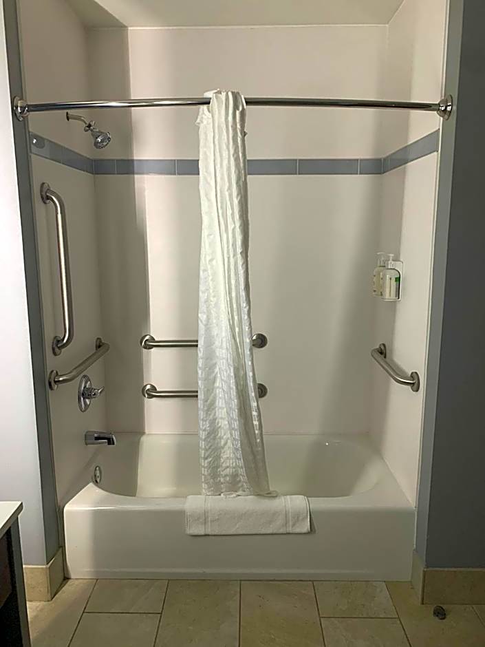 La Quinta Inn & Suites by Wyndham Louisville East